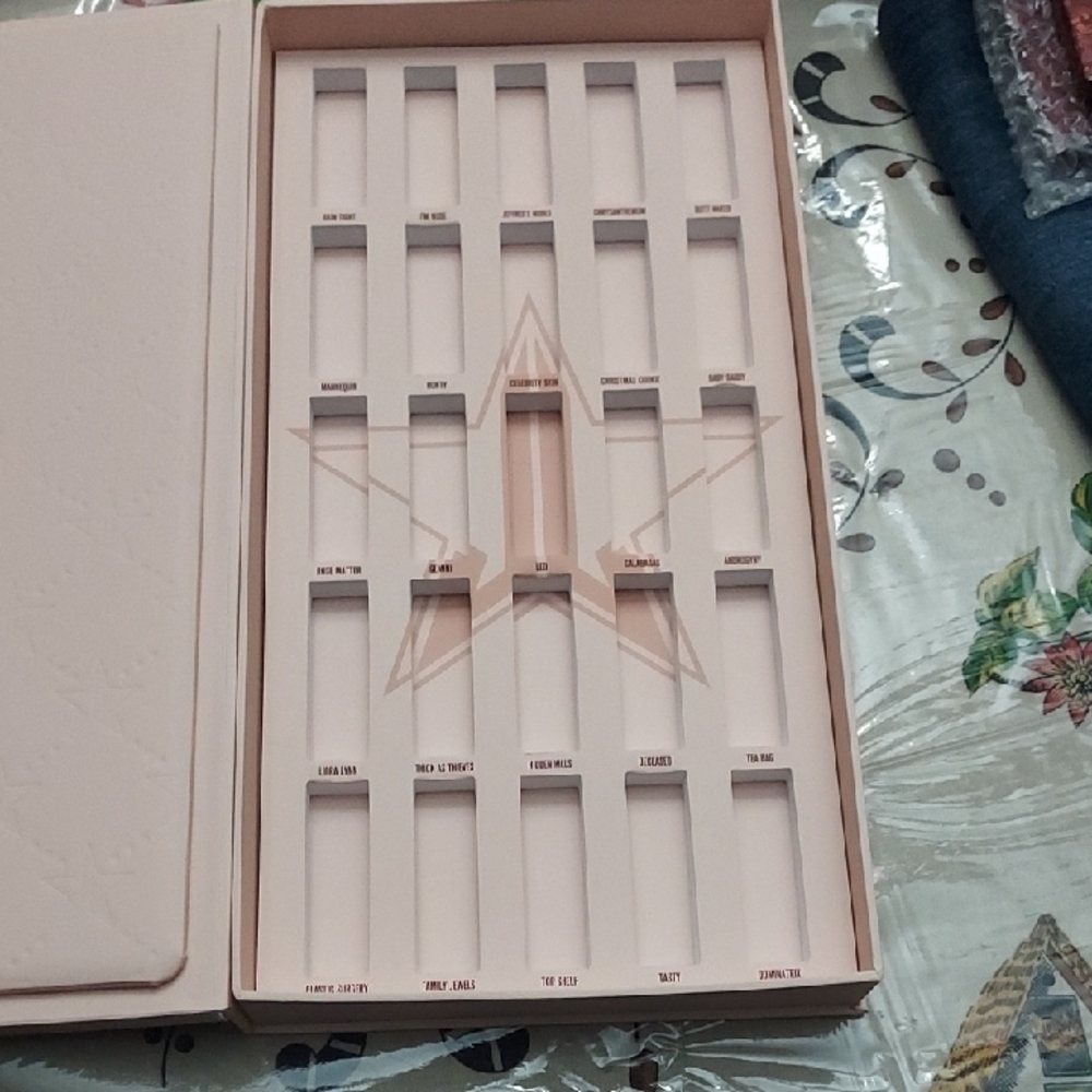 🤎🩷Jeffree Starr the vault. Just the Vault Adding 4 free mini lippies. - Picture 4 of 6